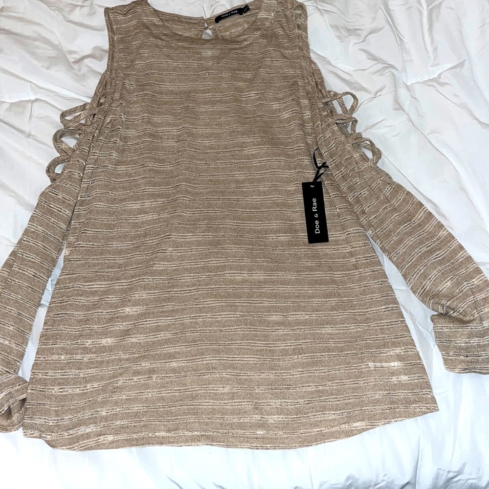 Doe & Rae long sleeve cold shoulder cross cross top. Size Large